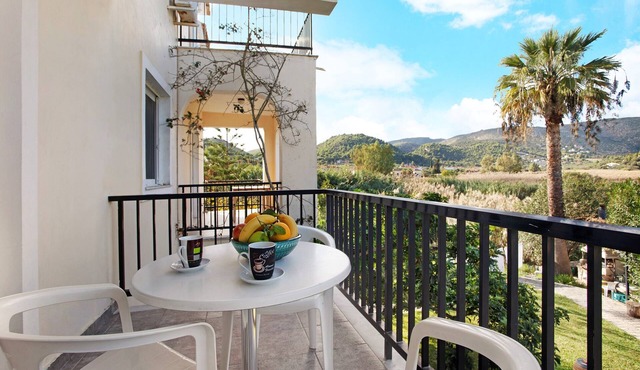 Studio "Dolphin Studio 7" with Private Balcony, Shared Garden & Wi-Fi