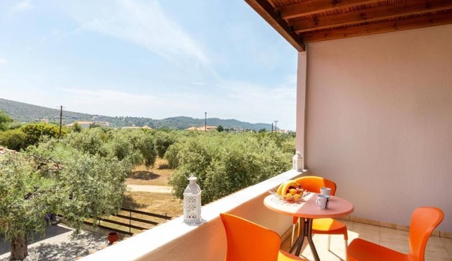 Studios River - Potos Poolside Apartment with View