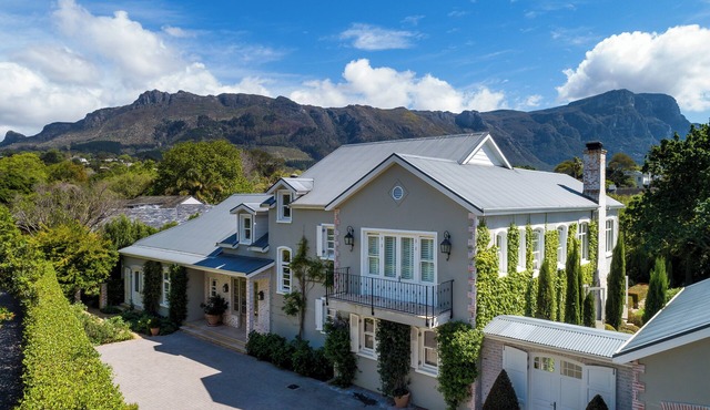 Stunning villa with mountain views and pool in Constantia