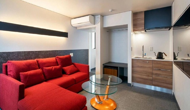 Suite / Osaka Ōsaka