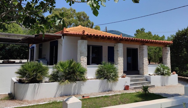 Superb coastal villa. Sleeps 6. Large private patios. Beaches few minutes walk.