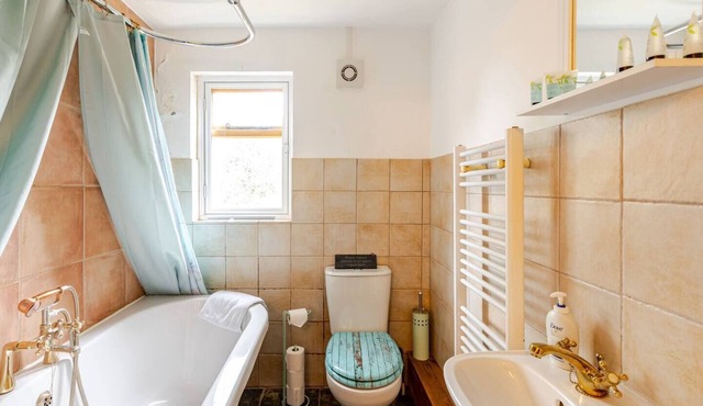 This charming 17th Century Grade II listed Cottage