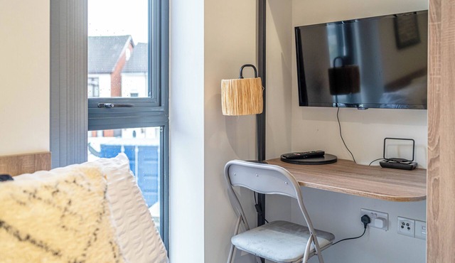 Three Modern Apartments Nr Molineux for Short, Long Stays
