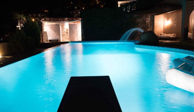 Tranquil Infinity Pool Getaway (private jacuzzi and steam bath, pool, garden, sea and city views)
