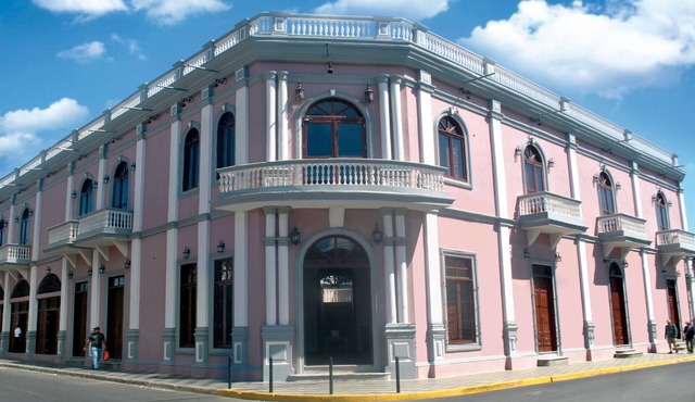 Truly Neoclassical Mansion with perfect Location
