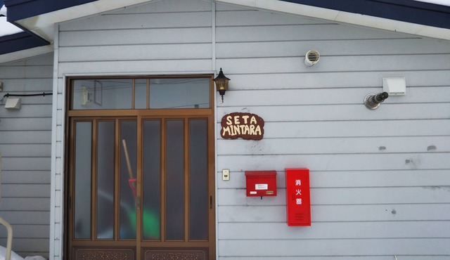 Two-story spacious house surrounded by beautiful mountains free wifi 2 minutes walk from bus stop 1 minute natural hot spring car with sauna Free parking