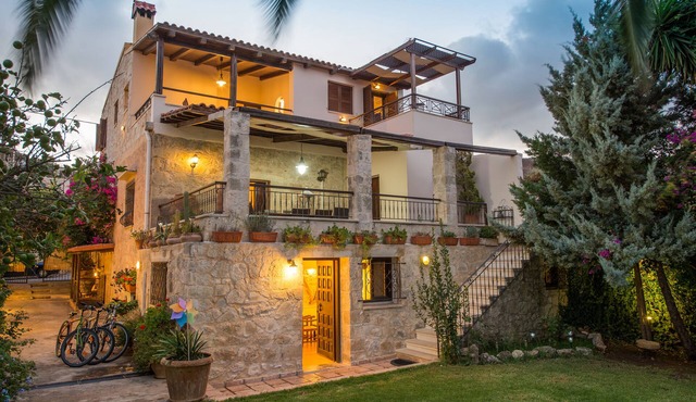Villa Arhontariki stunning view, pool, BBQ close to Kissamos, Chania