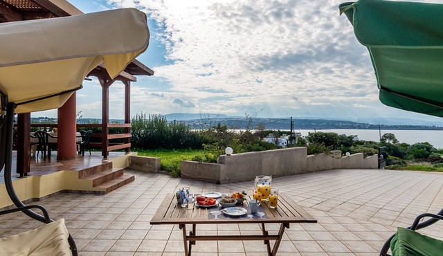 Villa Helen 200m from Tersanas Beach