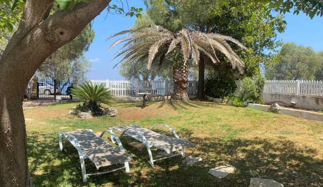Villa Nefeli in front of the beach