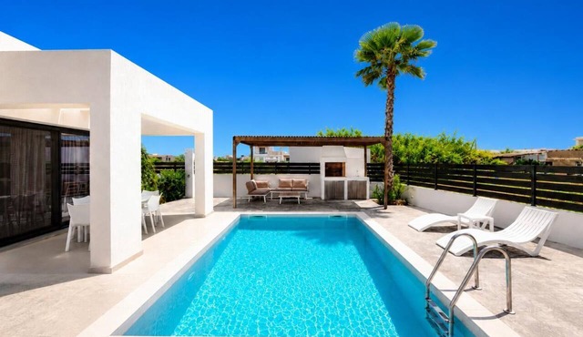 Villa Salty Sun 4 - Two Bedroom Villa, Sleeps 4