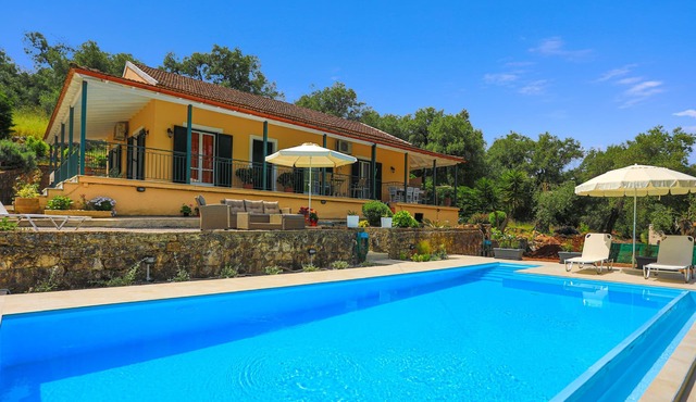 Villa Valentina: A charming villa with pool, walk to beach, WiFi