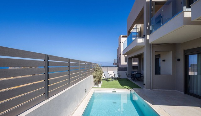Walking distance from the beach, villa complex with 2 pools!