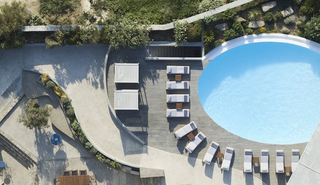 Wave18 Spacious,Luxurious,Contemporary,3 swimming pools,Gym,Spa,Sea View.