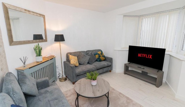 Wolverhampton-FREE parking-Sleeps 6-Near M6