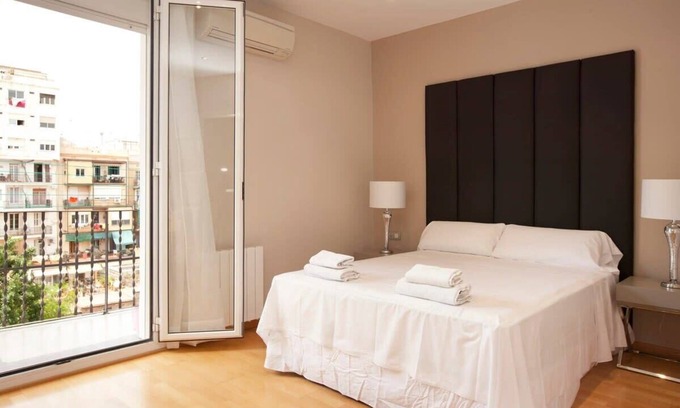 El Poble-sec Apartment | Gran Via modern and bright 3BD with terrace